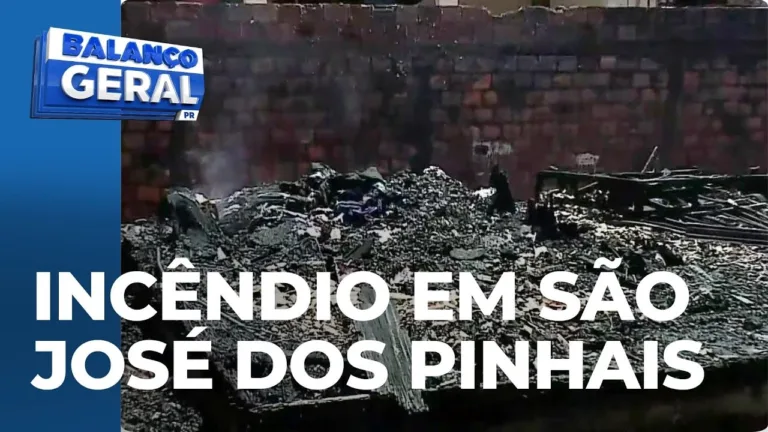 Incêndio destrói casa de madeira no bairro Quississana, em São José dos Pinhais