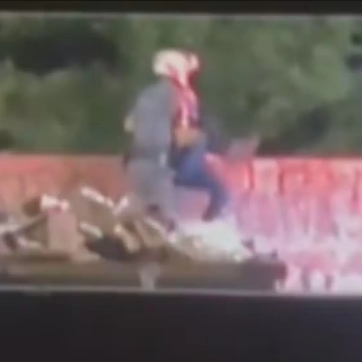 Policial que arremessou homem da ponte é indiciado por tentativa de homicídio