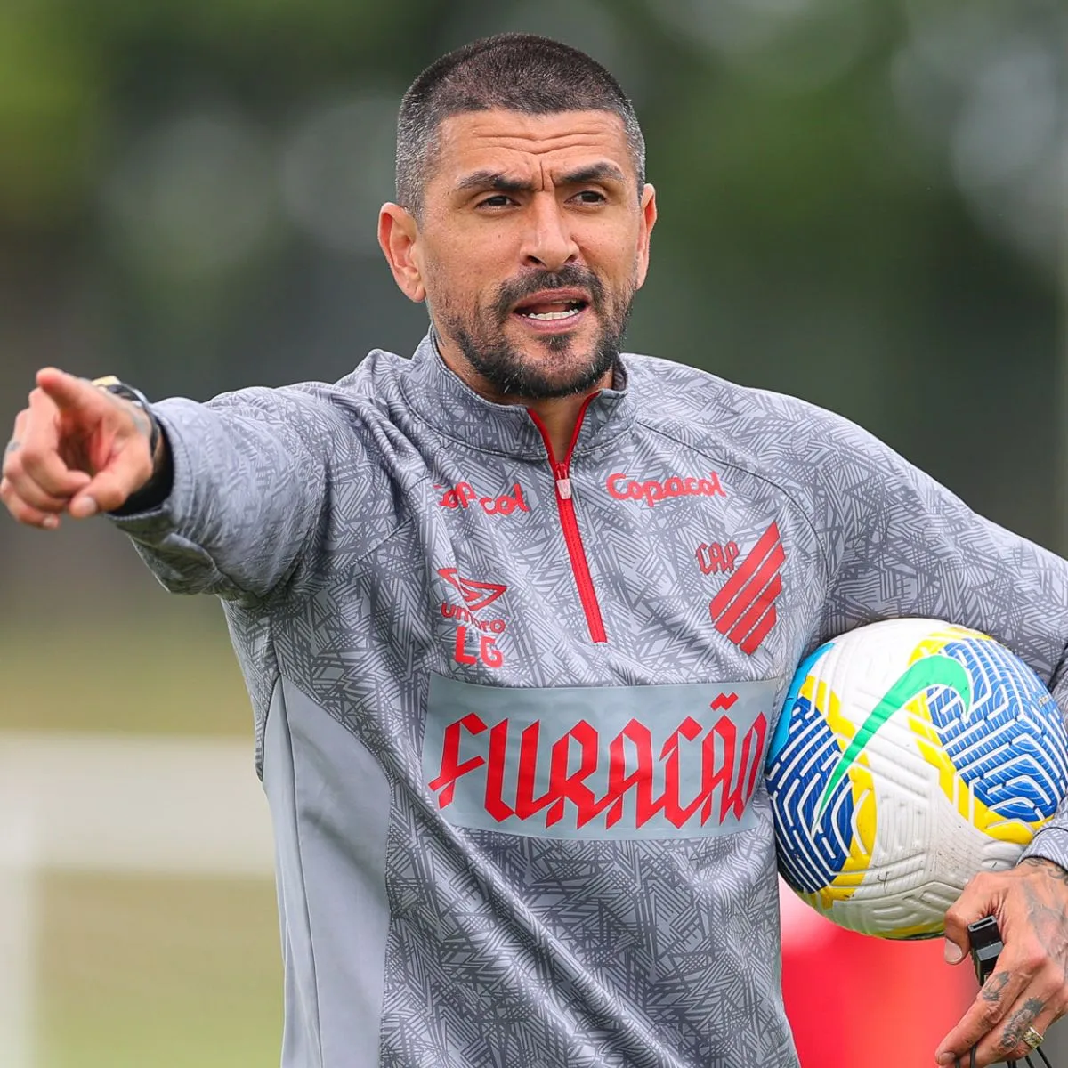 Técnico do Athletico, Lucho González comanda treino e define escalação