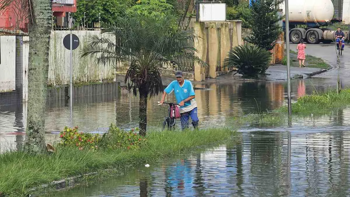 Moradores de Paranaguá tiveram transtornos na manhã desta quinta (9) devido as fortes chuvas