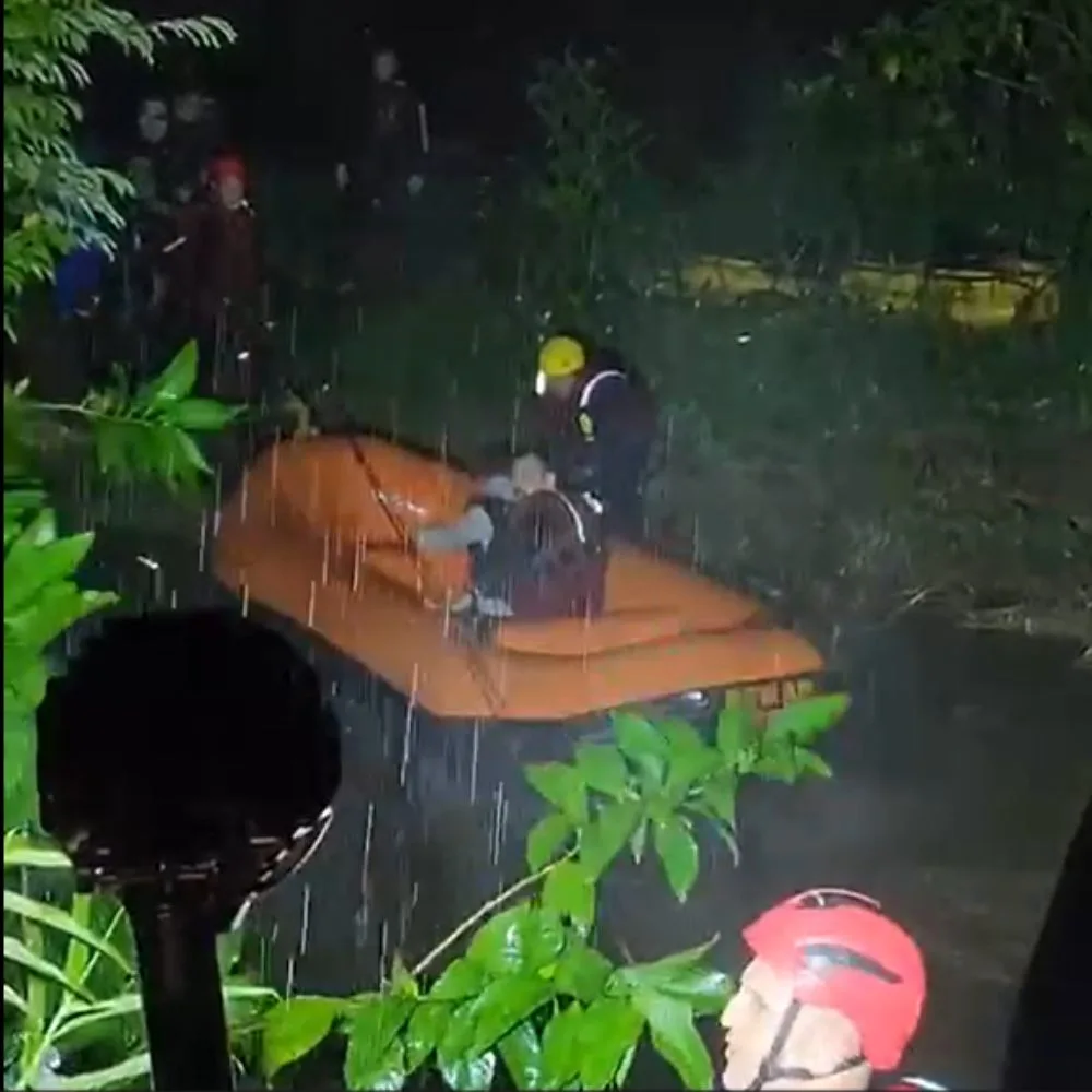 Corpo de Bombeiros resgata vítimas de cabeça d'água no Paraná