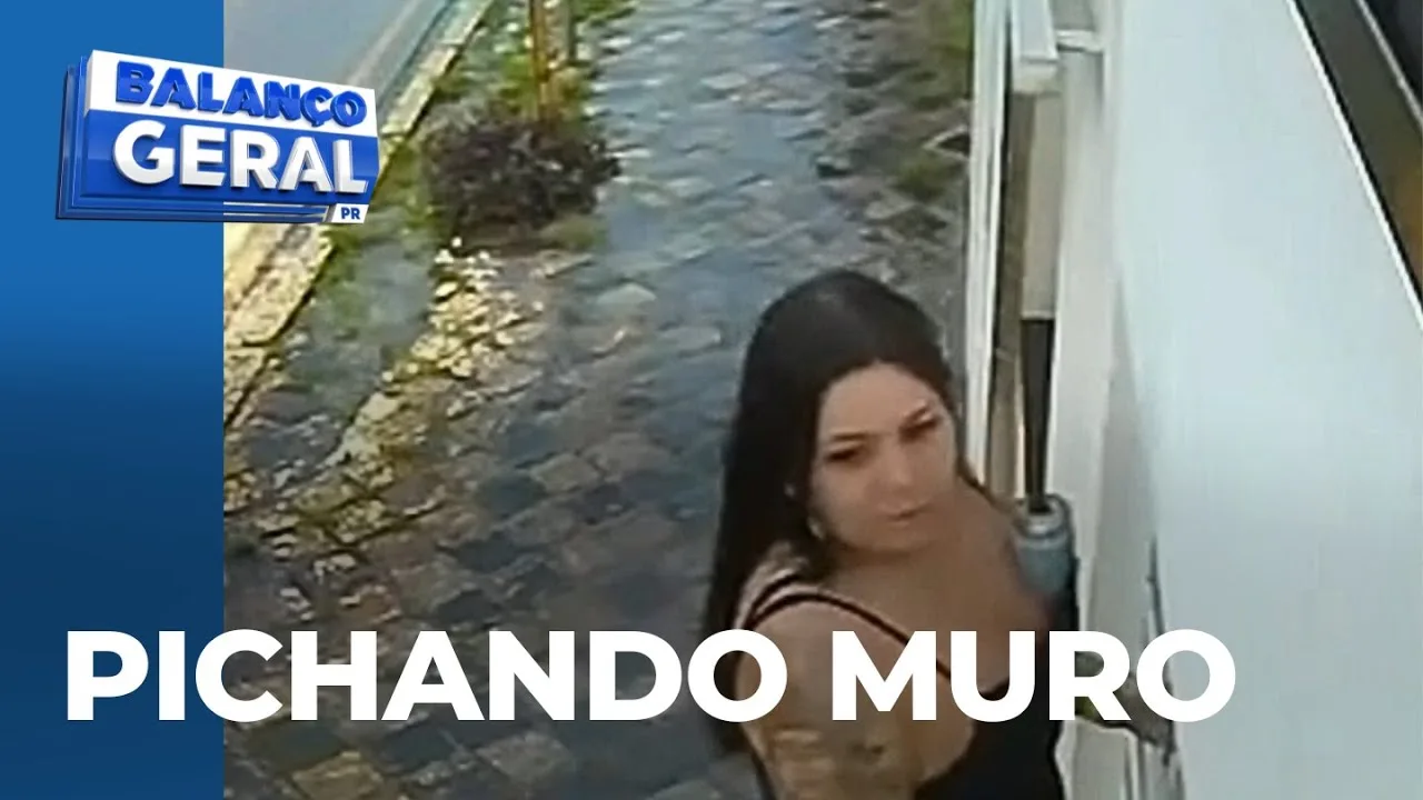 Duas meninas são flagradas pichando muro no bairro Rebouças