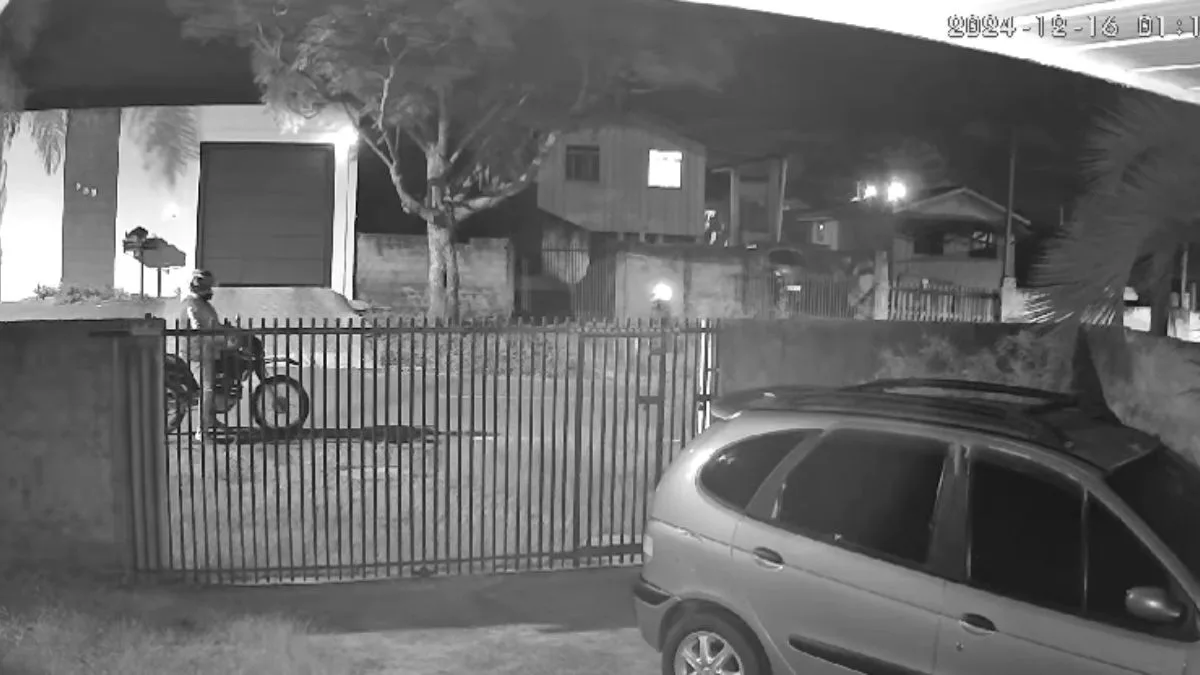 Jovem invade residência e mata homem a tiros na Grande Curitiba; veja ao vídeo