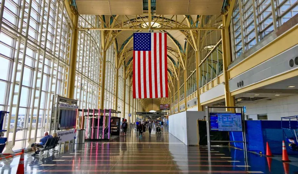 Marido de passageira do avião que caiu nos EUA mostra última mensagem