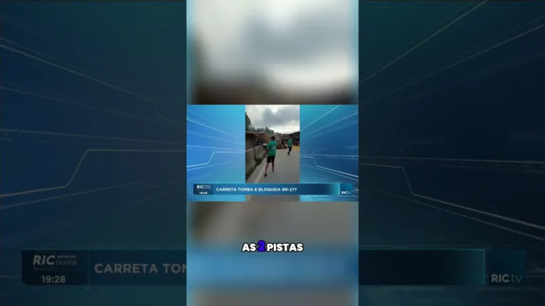 Carreta tomba e bloqueia a BR-277; acidente interditou ambas as pistas