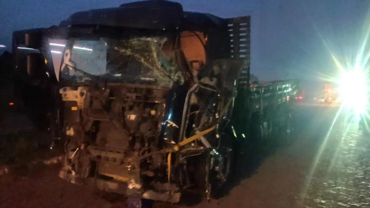 Caminhão se envolve em acidente com seis veículos na BR-277