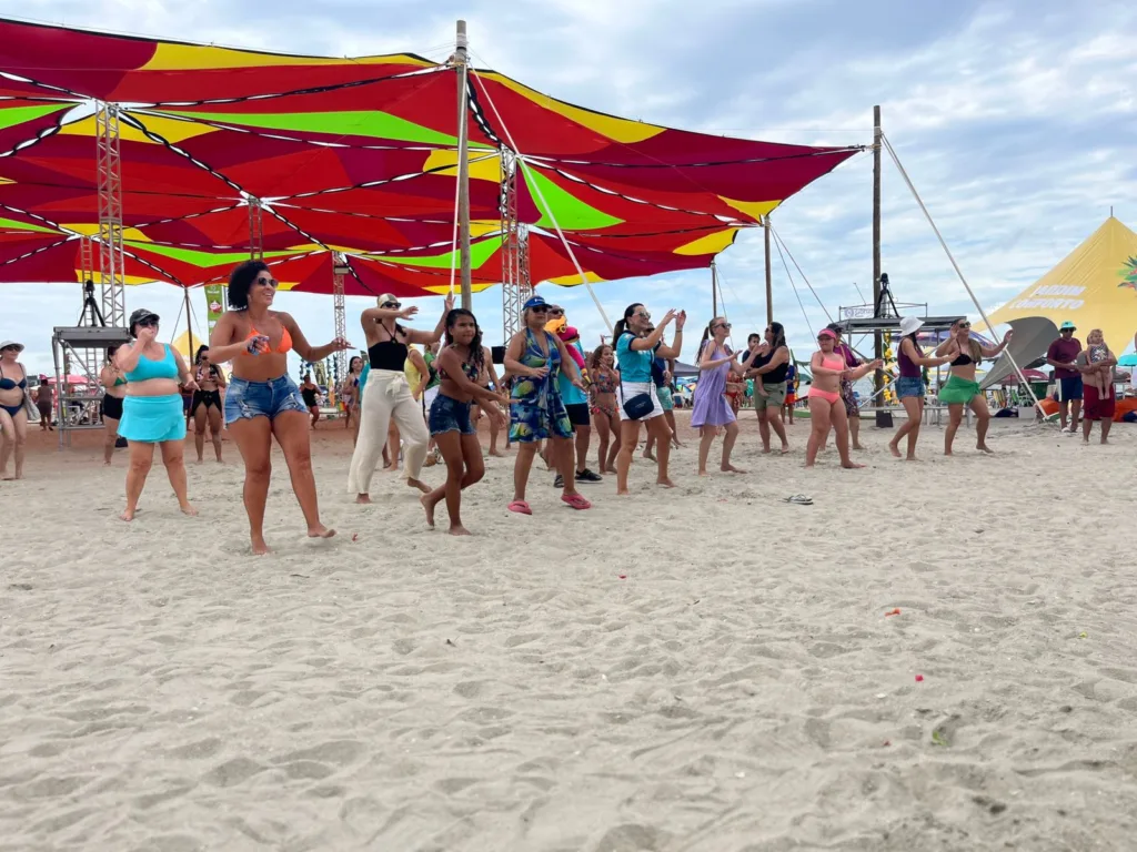 veranistas dançando na Arena Mundo Ric