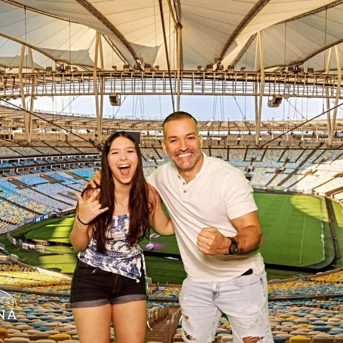 Uma adolescente moradora de Curitiba foi baleada no braço durante a queima de fogos no Réveillon em Copacabana, no Rio de Janeiro. Bárbara Beraldo, de 14 anos, estava próxima à água quando sentiu o impacto: "Até olhei para trás achando que era uma brincadeira", disse. A menina passa bem após ter recebido atendimento no Hospital Souza Aguiar.