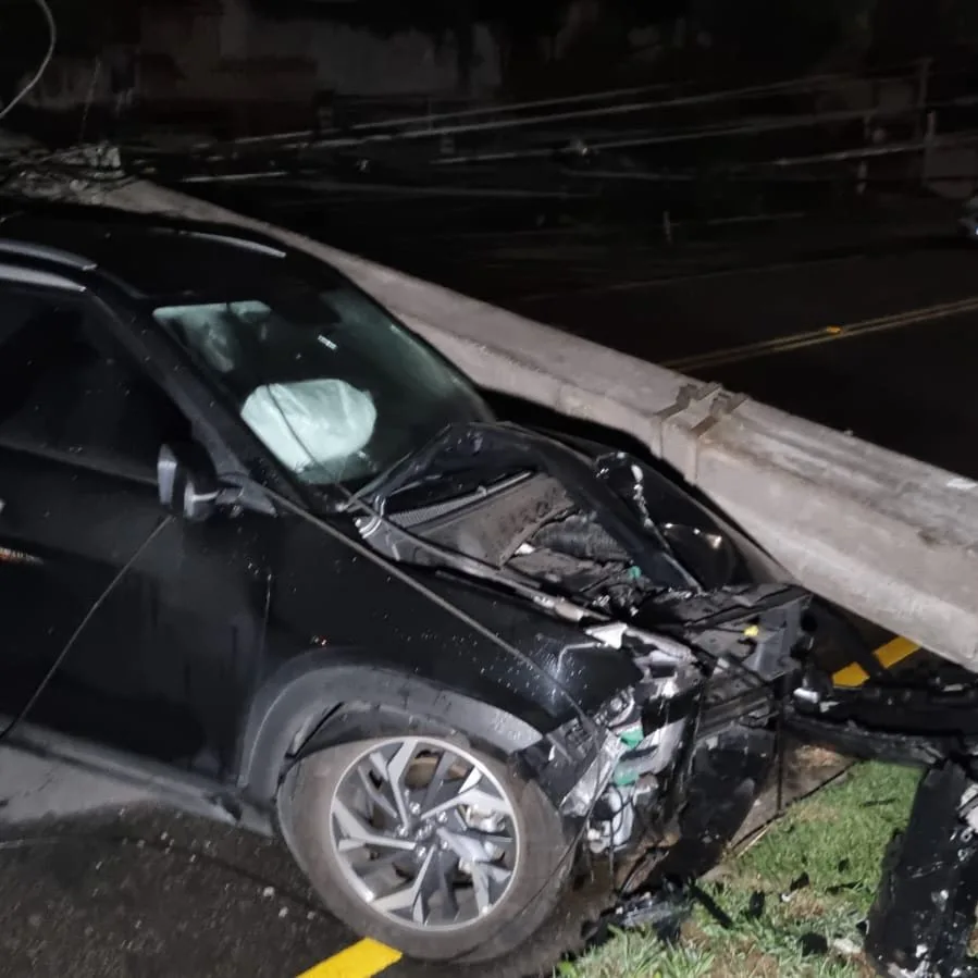 Motorista atingiu estrutura e deixou bairro sem luz neste sábado (14)