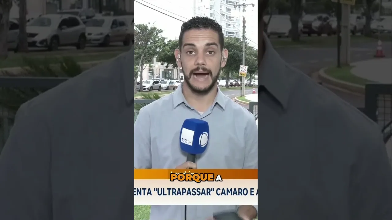 Motociclista tenta "ultrapassar' camaro e acaba se acidentando; câmera registrou o acidente