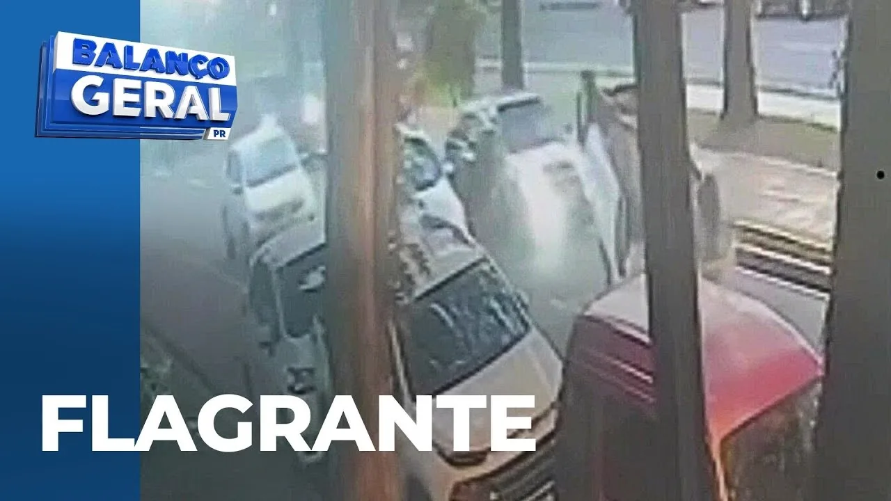 Dois acidentes são registrados, entre eles, um carro capota após bater em carros estacionados