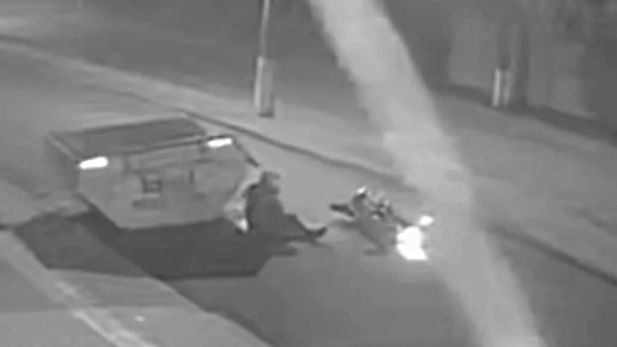 Um motociclista que fazia uma manobra arriscada se feriu gravemente após colidir com uma caçamba de resíduos, em Foz do Iguaçu, no oeste do Paraná, na noite de quarta-feira (11).