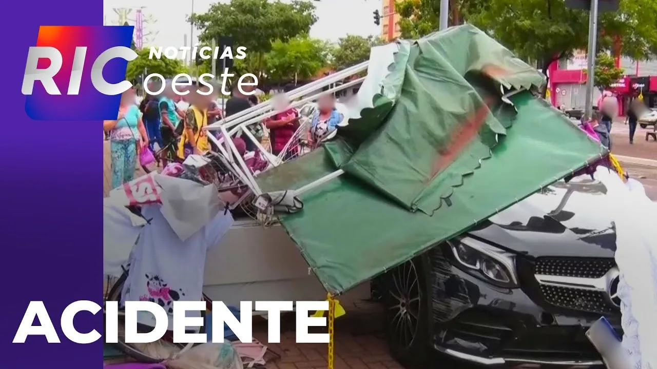 Motorista passa mal, invade calçada e acerta barraca de ambulante no centro de Cascavel