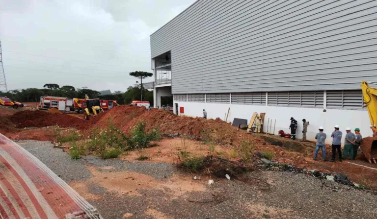 Os trabalhadores faziam uma escavação quando o acidente ocorreu