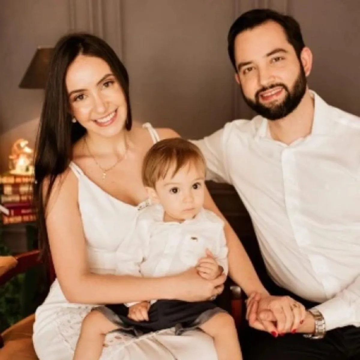 Casal de médicos e filho de 4 anos morrem carbonizados em acidente com carreta