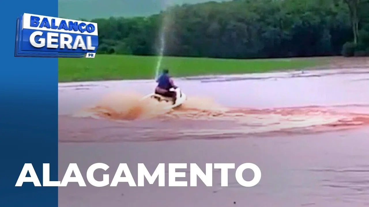 Homem anda de jet ski em área alagada de propriedades rurais, em São João do Ivaí