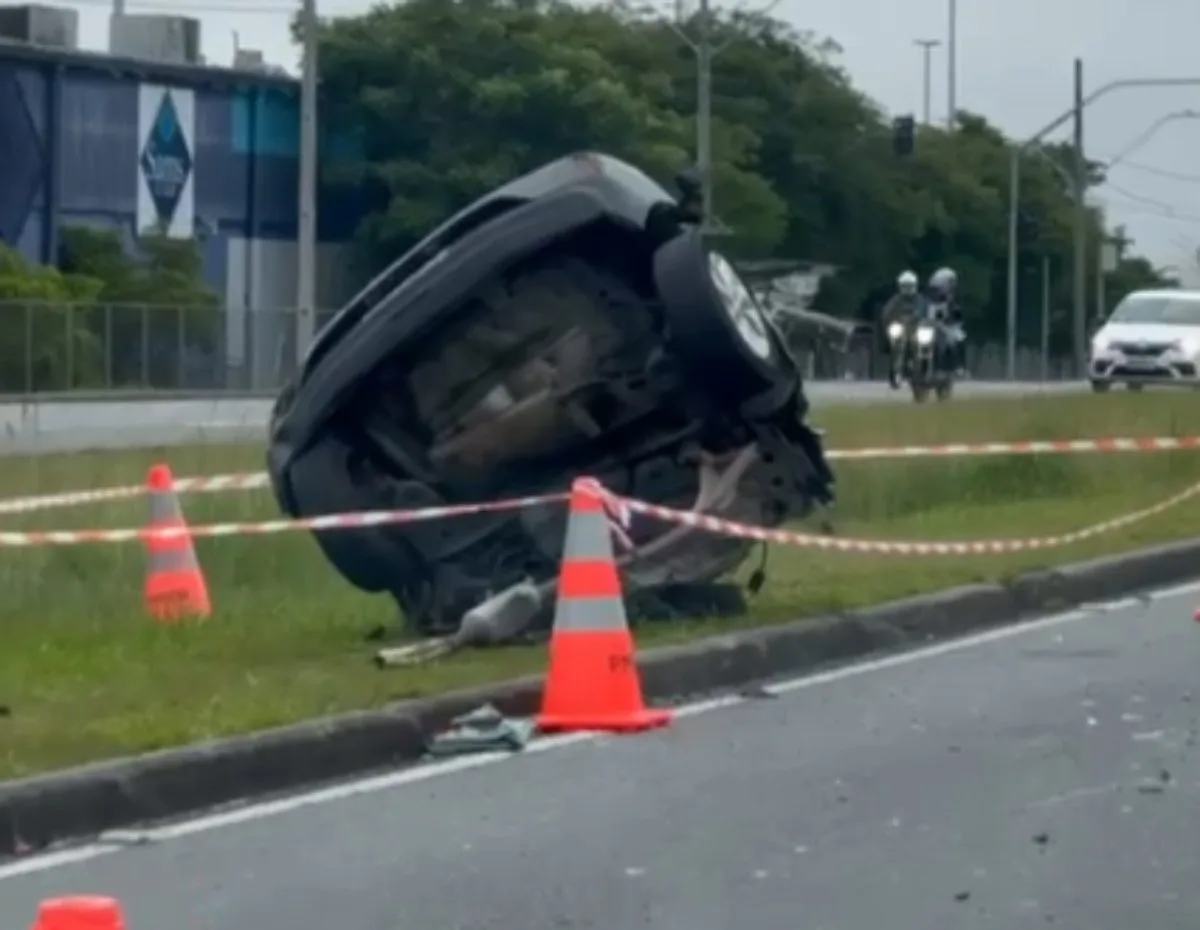 Motorista morre ao ser ejetado em colisão na Avenida das Torres, em Curitiba