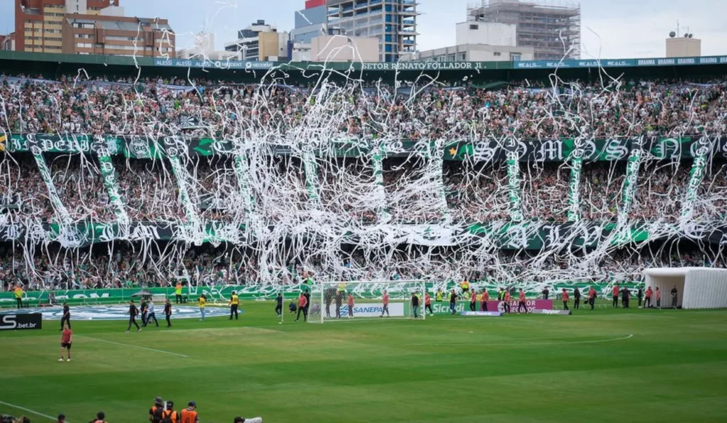 Torcida Império Alviverde retorna ao Couto Pereira