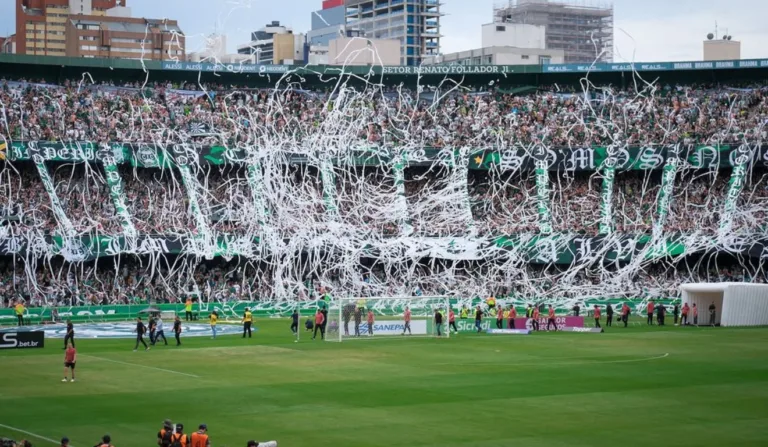 Torcida Império Alviverde retorna ao Couto Pereira
