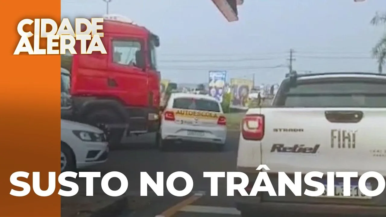 Caminhão arrasta veículo de autoescola na av. Colombo; aluno e instrutor saem ilesos