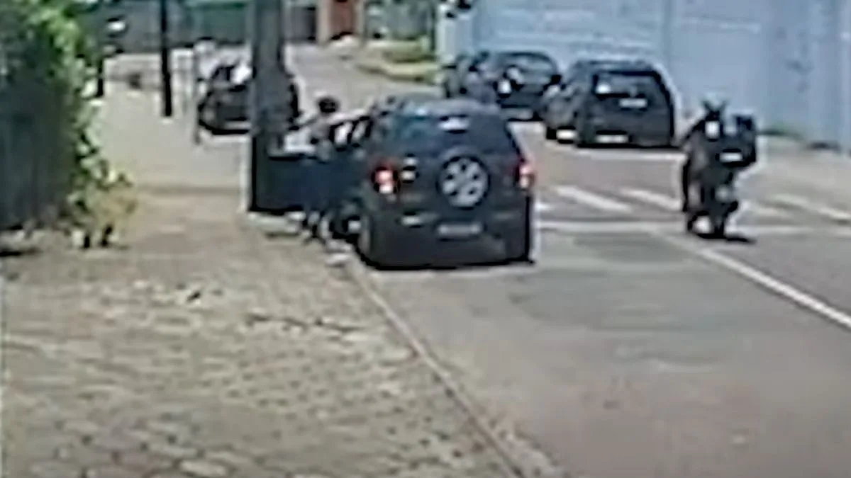 Estudante entra em carro, atropela professora e bate em muro de igreja; vídeo