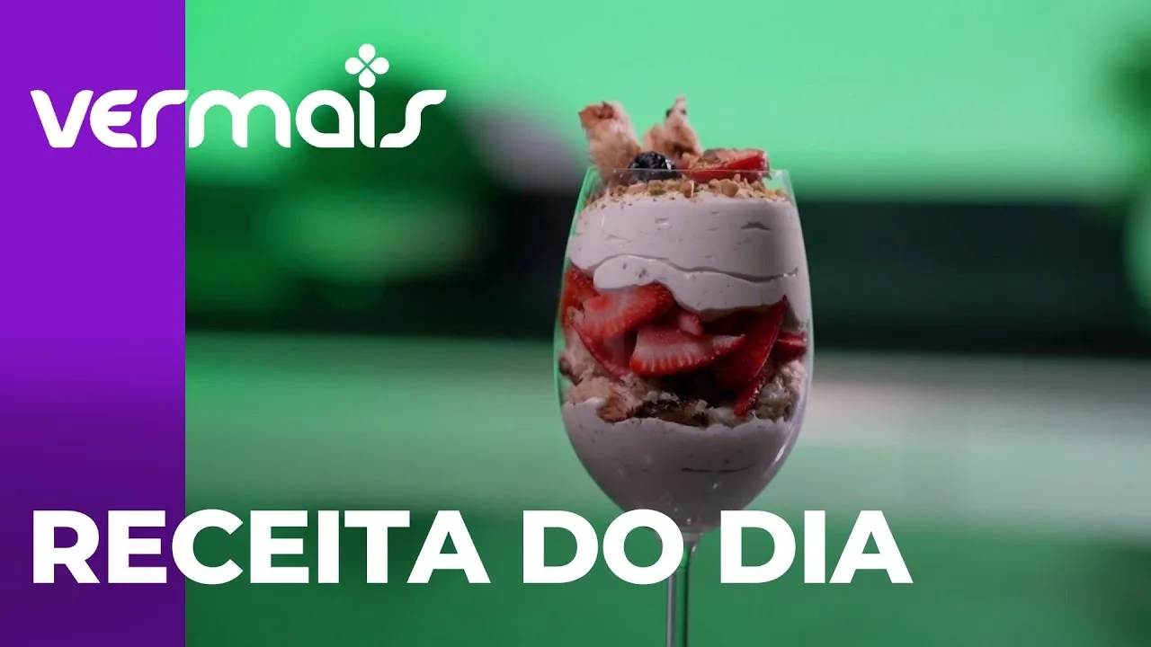 Receita de verrine de panetone com limão siciliano, pistache e frutas vermelhas