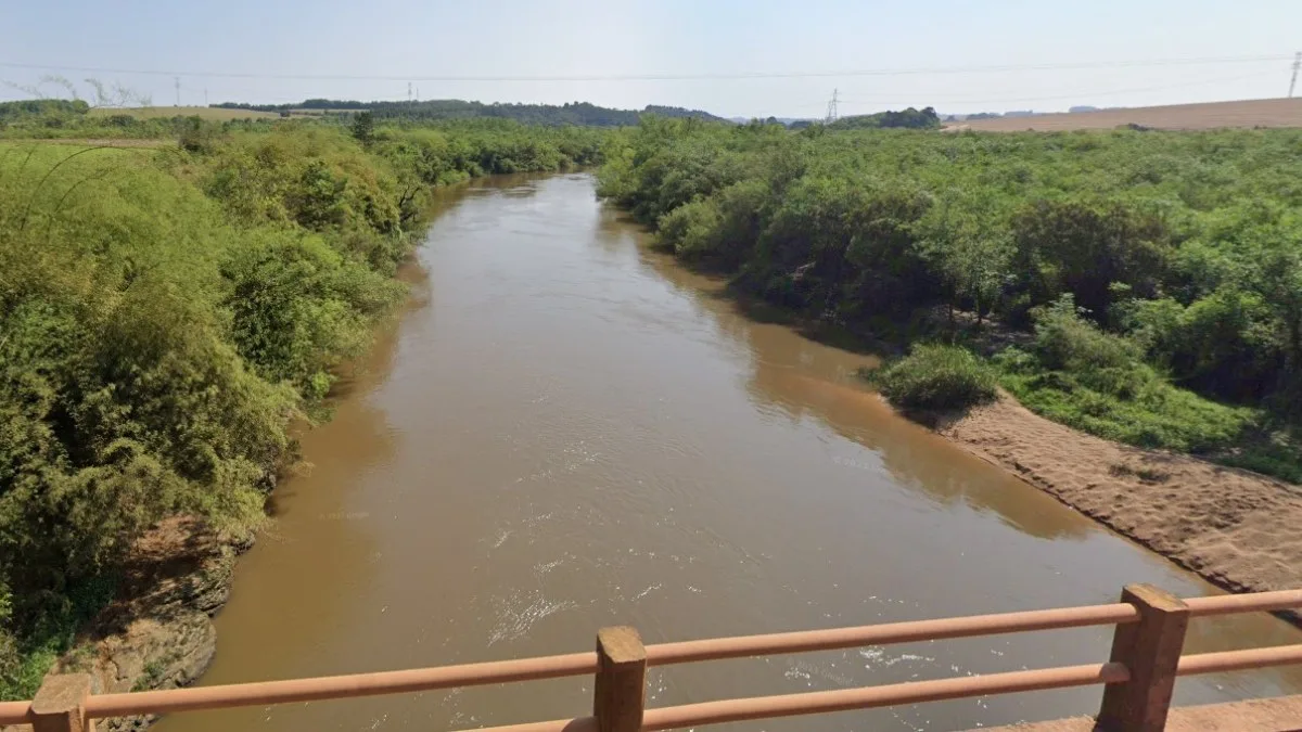 Um homem de cerca de 45 anos desapareceu na tarde de domingo (24) após mergulhar no rio Tibagi, na divisa entre as cidades de Ponta Grossa e Teixeira Soares, nos Campos Gerais do Paraná. O Corpo de Bombeiros segue com as buscas ao longo do leito do rio, especialmente nas proximidades da ponte da estrada José Kalinoski.