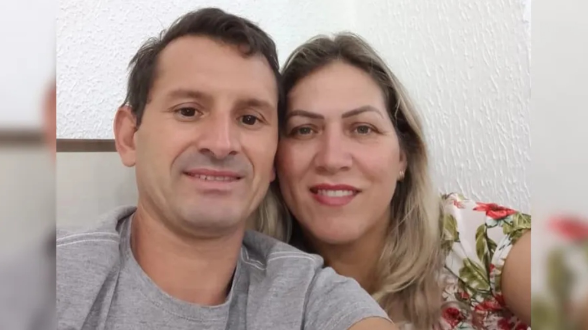 O casal que morreu em um acidente na BR-277, em Palmeira, nos Campos Gerais do Paraná, foi identificado. As vítimas da colisão provocada por um motorista que transportava drogas e fugiu do local são Sérgio Luiz dos Santos, de 48 anos, e Bernardina Demiciana de Campos dos Santos, de 44.