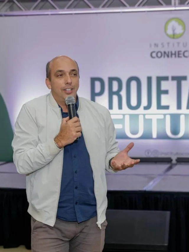 Profissionais de escolas públicas e privadas recebem certificado em São José dos Pinhais