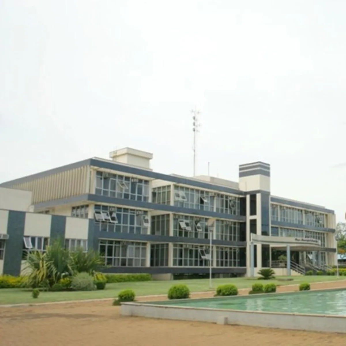 A Prefeitura de Toledo, no oeste do Paraná, abriu um concurso público para preencher 43 vagas efetivas, além de formar cadastro de reserva, para 41 cargos. O certame é aberto a candidatos com os níveis fundamental, médio ou técnico e superior, de acordo com o cargo em disputa. As inscrições foram abertas nesta terça-feira (17) e se encerram em 30 de janeiro de 2025, por valores entre R$ 50 e R$ 100.