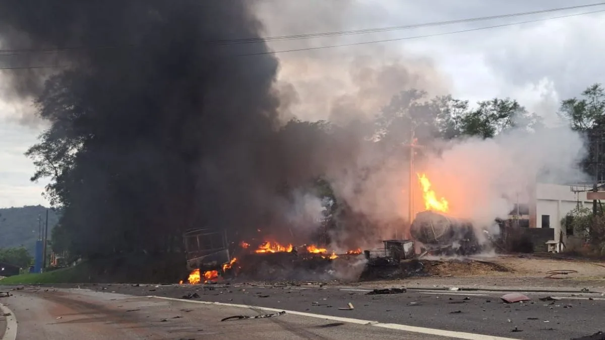 Vídeos mostram caminhão-tanque pegando fogo na BR-277; assista