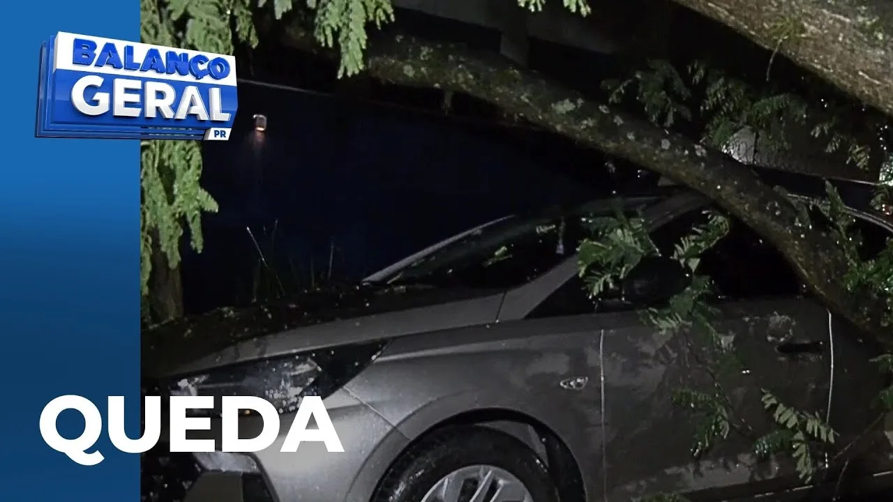 Galho cai sobre carro estacionado na AV. São Paulo, obstruindo a via em Maringá