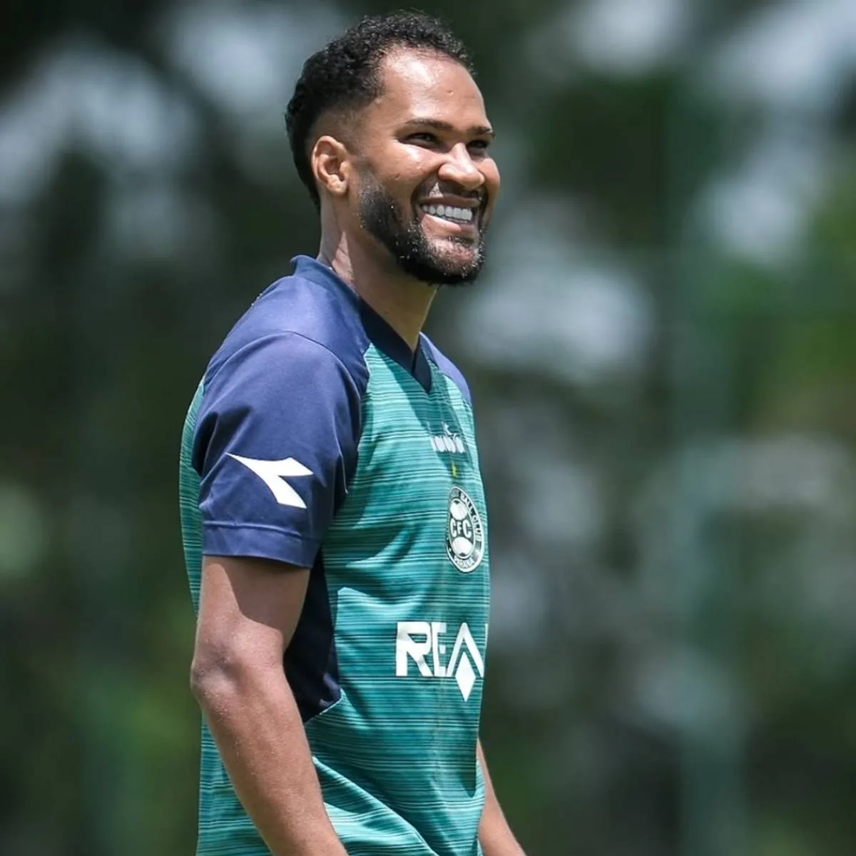Everaldo chega no Coritiba por empréstimo do Vitória