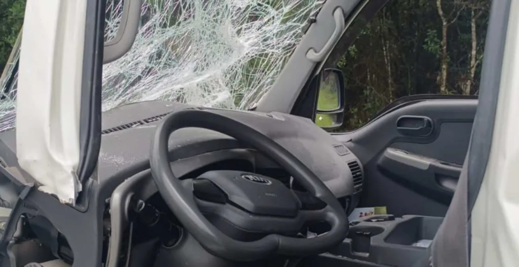 Vidro do caminhão onde estava o caminhoneiro ferido no acidente