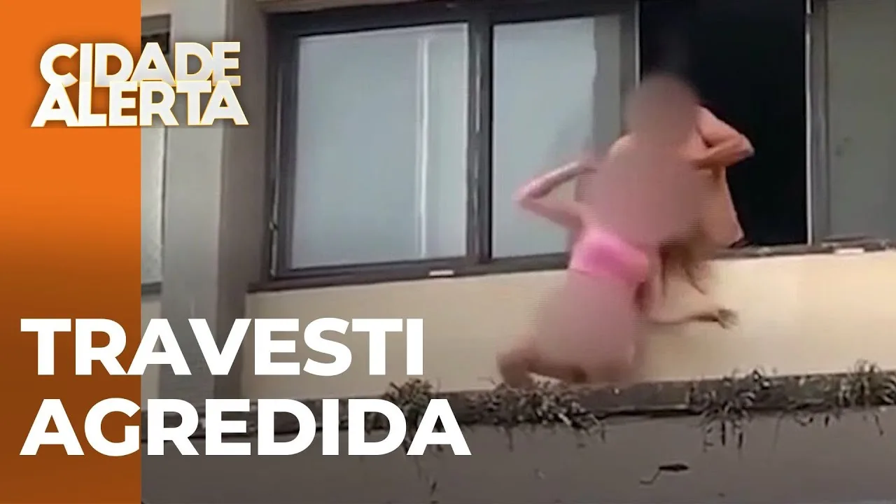 Travesti é agredida no parapeito de um prédio; caso foi registrado em câmera
