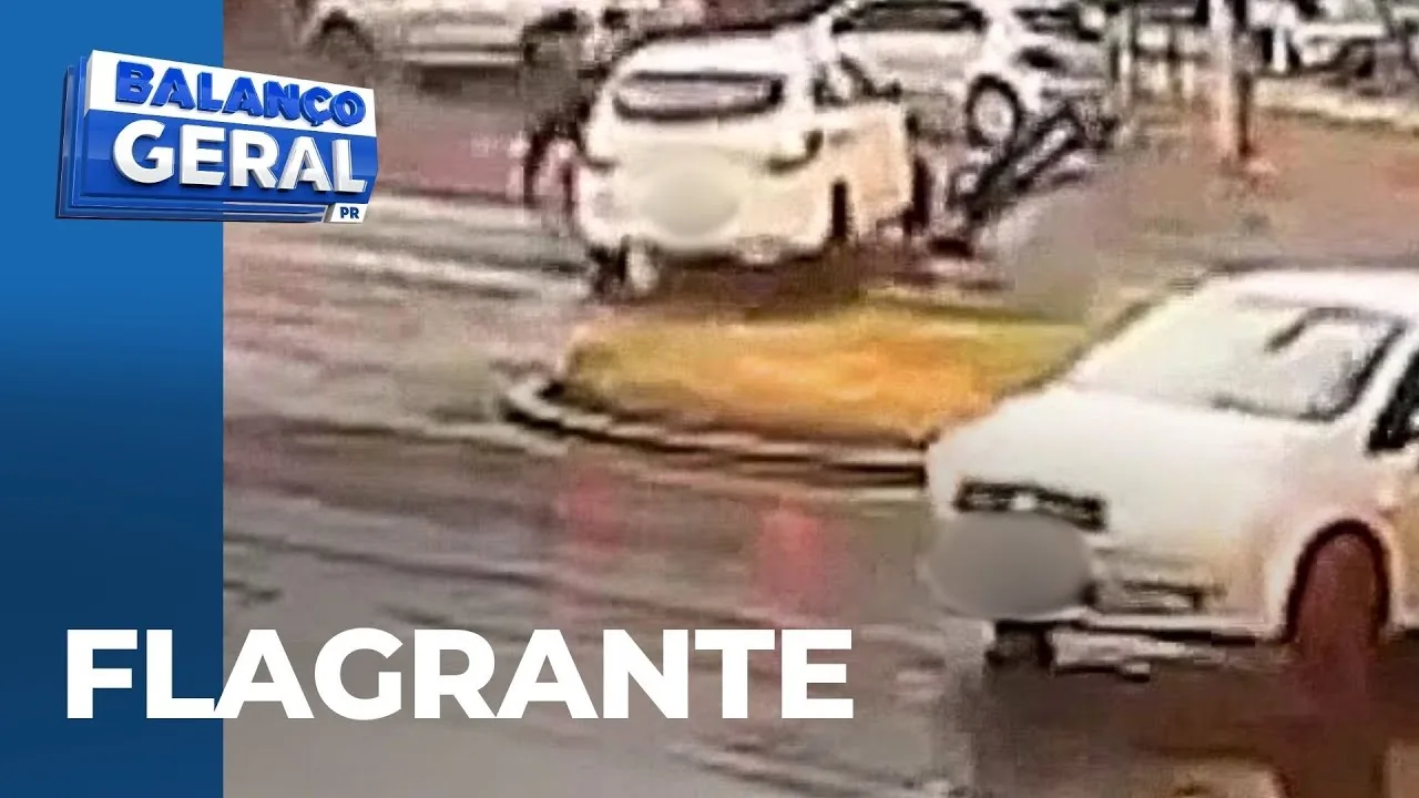 Câmera flagra motociclista sendo arremessado após ser atingido por carro que fazia conversão