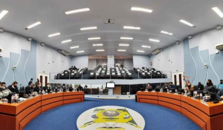 Jornal da Manhã: aumento de 73% no salário dos vereadores de Ponta Grossa é suspenso