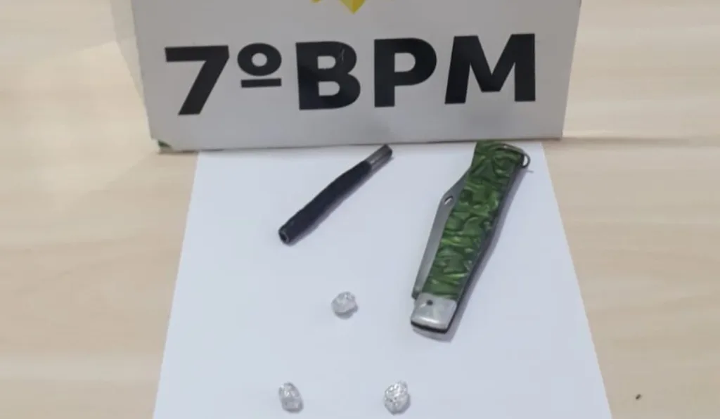 Polícia Militar encontrou com suspeito canivete, cachimbo e buchas de crack