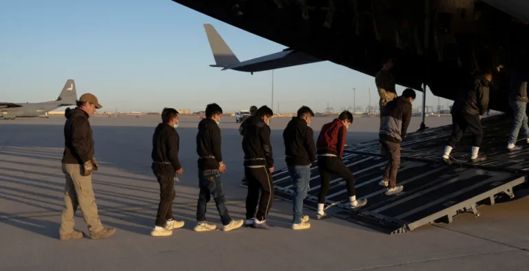 imigrantes ilegais embarcam em avião militar norte-americano para serem enviados à Colômbia