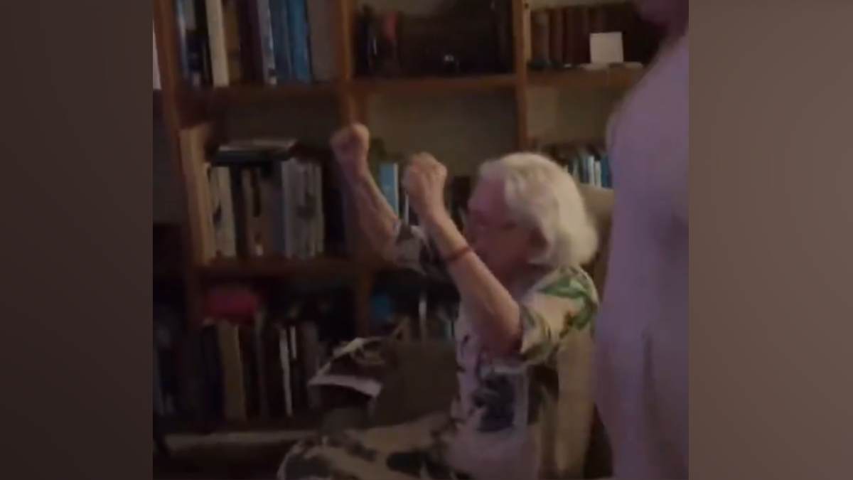 Confira reação de Fernanda Montenegro assistindo vitória de Fernanda Torres