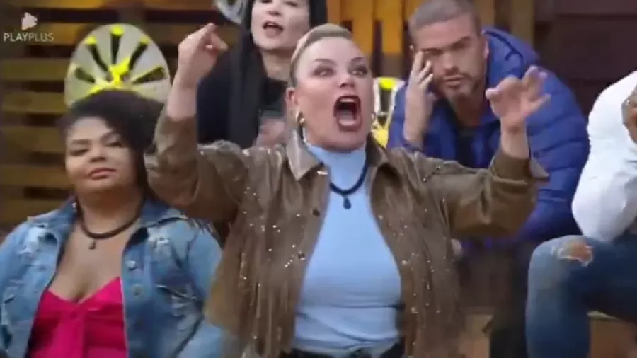 Flor Fernandez discute com Babi em A Fazenda 16 (Imagem: Reprodução / PlayPlus)