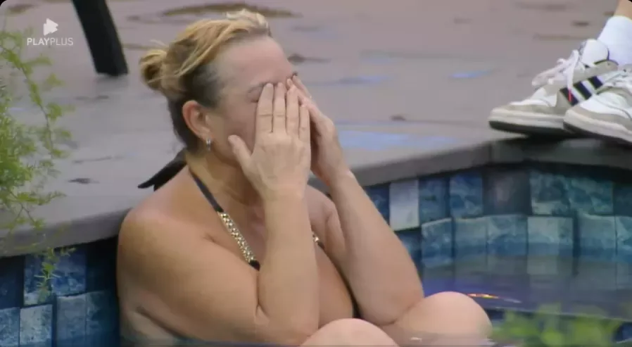 Flor chora em desabafo durante A Fazenda 16 (Imagem: Reprodução / PlayPlus)