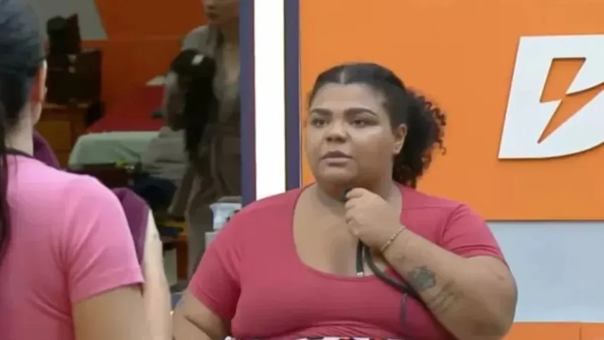 Nêssa e Flora brigam em A Fazenda 16 (Imagem: Reprodução / PlayPlus)