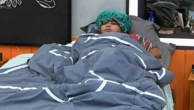 Flora discute com Sacha em A Fazenda 16 (Imagem: Reprodução / PlayPlus)