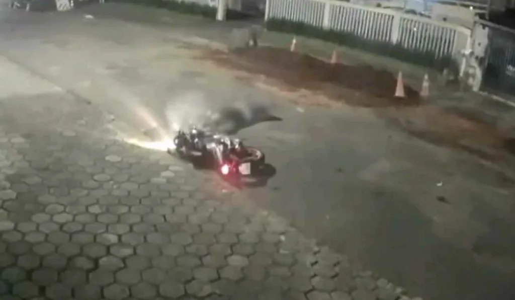 Motociclista bate em retroescavadeira e morre em Curitiba.