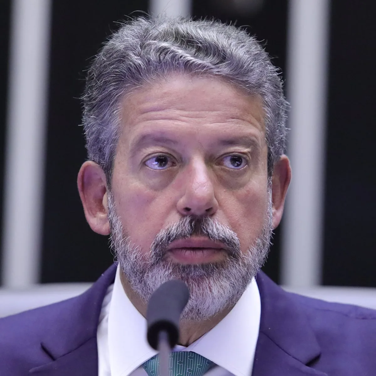 O presidente da Câmara dos Deputados, Arthur Lira (PP-AL), criou uma comissão especial para analisar o projeto que concede anistia aos presos do 8 de Janeiro. Em tese, o movimento atrasa a tramitação da proposta. Isso porque uma comissão especial tem duração de pelo menos 40 sessões do plenário para dar um parecer sobre o assunto discutido.