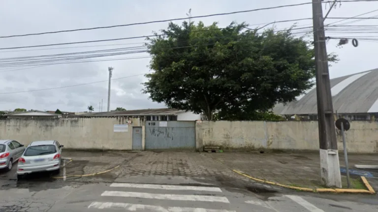 Quatro estudantes de uma escola da rede pública de ensino, em Guaratuba, no litoral paranaense, viveram momentos de pânico no início da manhã desta sexta-feira (27). Eles foram surpreendidos por um homem armado quando chegavam para a aula, por volta das 6h40, na rua José Nicolau Abagge. Após ficarem na mira do assaltante, os estudantes entregaram seus celulares para o suspeito, que fugiu em seguida.