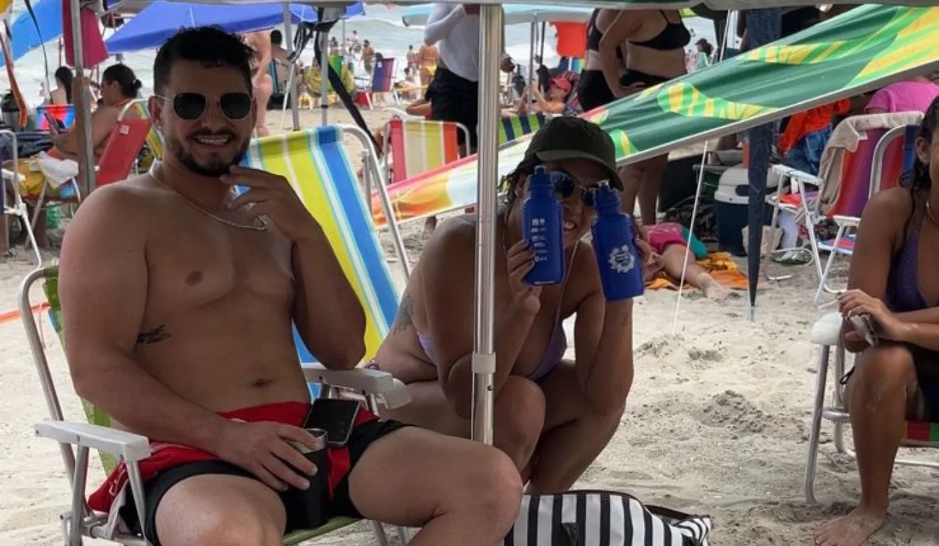 mulher mostrando duas garrafas de água