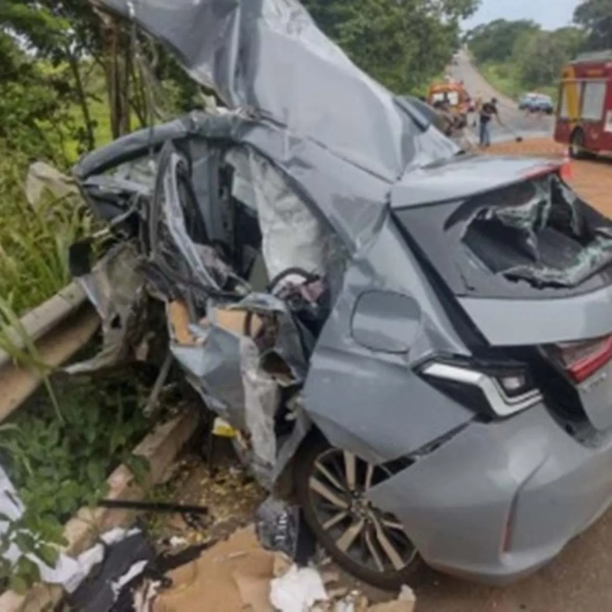 Acidente entre carro e furgão termina com morte de 4 jovens; vítima foi carbonizada