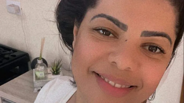 A mulher foi esfaqueada na frente da sogra